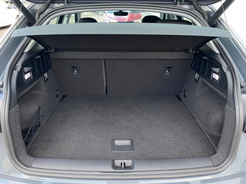 アウディ Q2 中古車