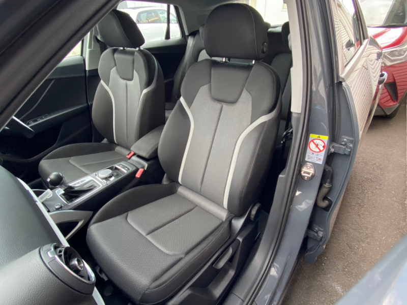 アウディ Q2 中古車