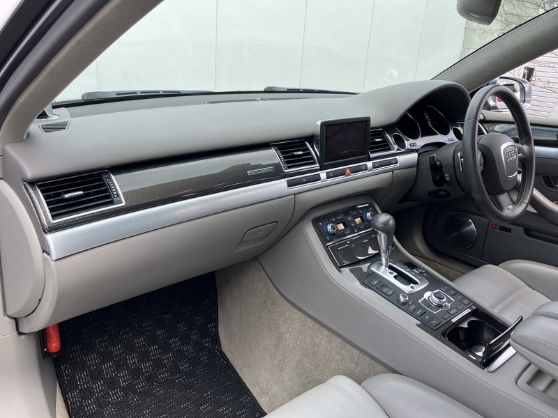 アウディ S8 中古車