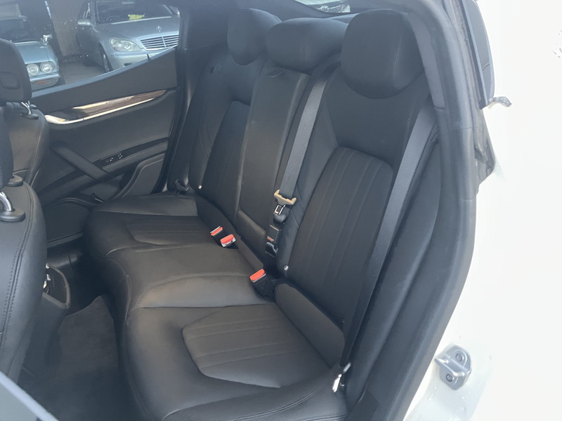 マセラティ ギブリ 中古車