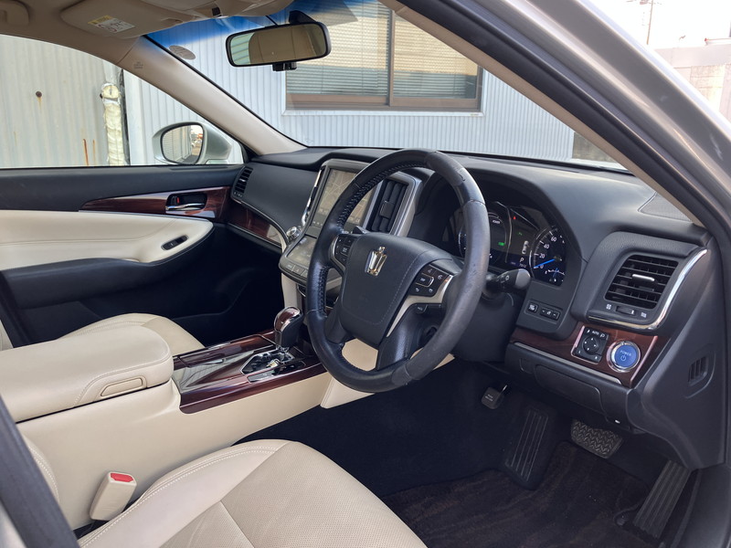 トヨタ クラウンハイブリッド 中古車