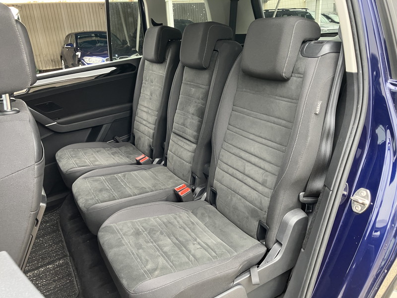 フォルクスワーゲン ゴルフトゥーラン 中古車