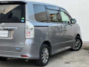 トヨタ VOXY 中古車