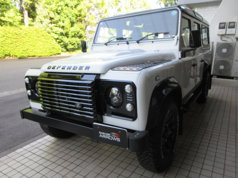 ランドローバー ディフェンダー 110SW 2.2Tdci 本革張替 新品SawtoothブラックAW 7人乗り Nox/Pm適合 3ナンバー 後期PUMAモデル ブラックパック 新品BFGタイヤ コンフォートスプリング LEDヘッドライト LEDレンズKIT ブラックチェッカープレート 前後マッドフラップ  サイドランナー 背面タイヤ 並行輸入車 右ハンドル 記録簿付