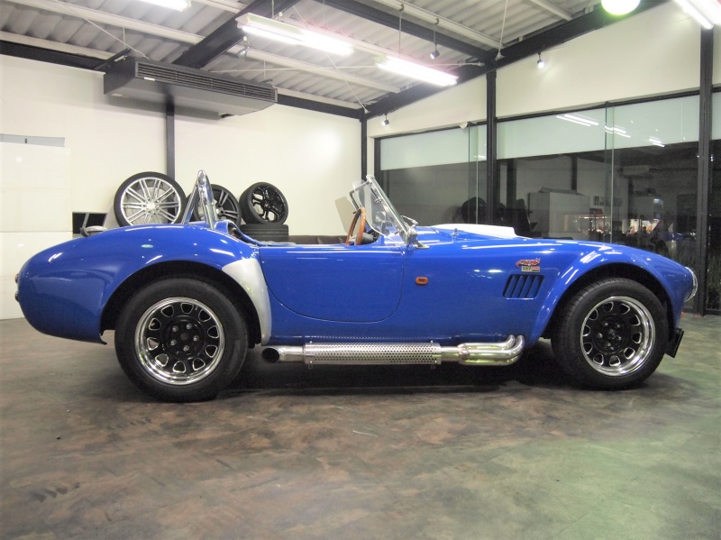 RCクラシックスポーツカー 黒/白　コブラ 4975406306741_1.jpg