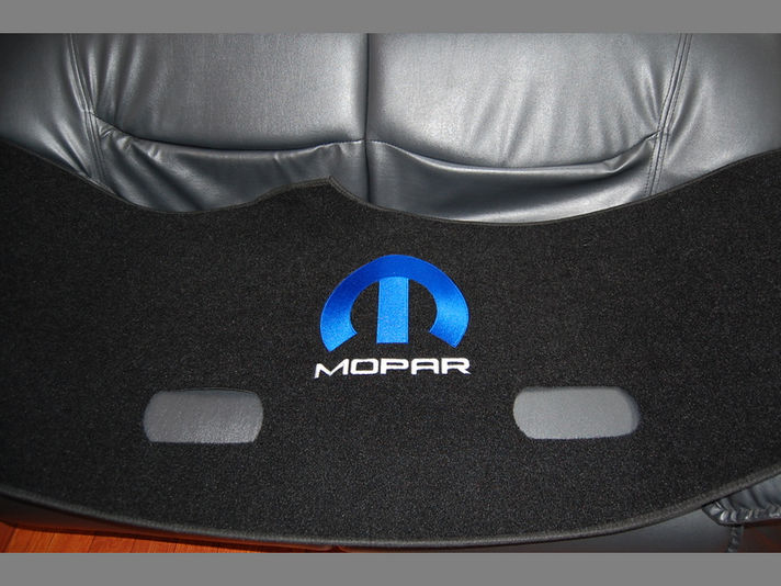 ダッジラムバン用 MOPARロゴ入りダッシュマット